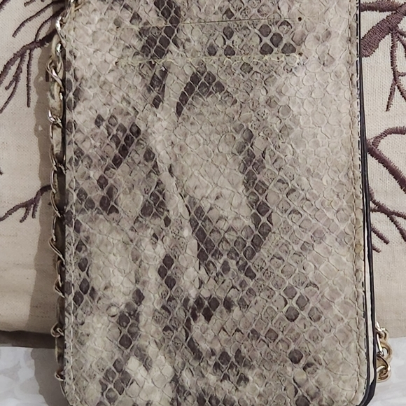 3/$15 Guess Cellphone bag. - Picture 4 of 4